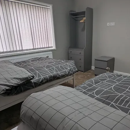 Modernised 4 Bedroom Close To Centre, Harehills Lane Apartment *