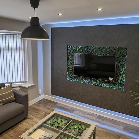 Apartment Modernised 4 Bedroom Close To Centre, Harehills Lane