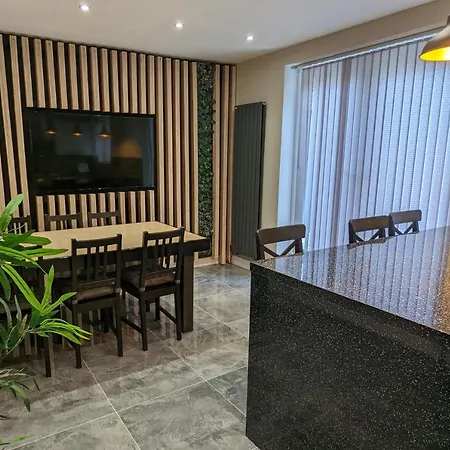 Modernised 4 Bedroom Close To Centre, Harehills Lane Apartment *