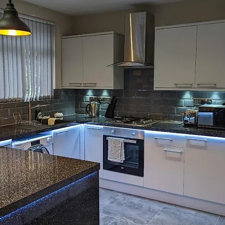 Apartment Modernised 4 Bedroom Close To Centre, Harehills Lane