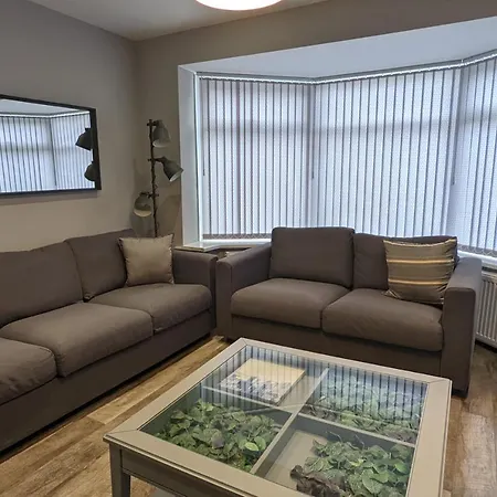 Modernised 4 Bedroom Close To Centre, Harehills Lane Apartament
