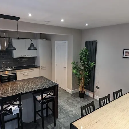 Modernised 4 Bedroom Close To Centre, Harehills Lane Apartament *